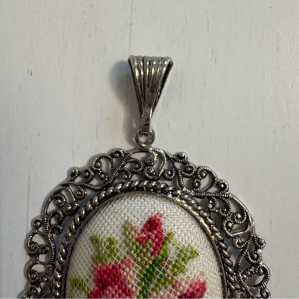 Vintage Floral Hand Embroidered Petit Point Oval Pendant Filigree Necklace - Picture 3 of 5